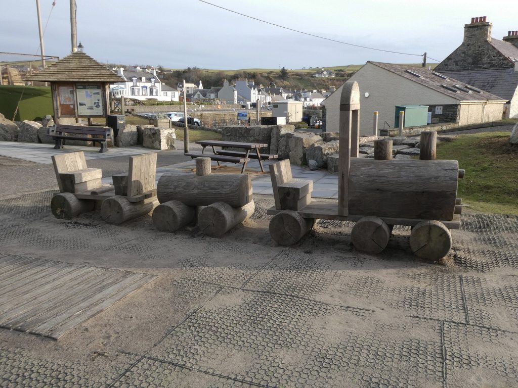 Train now standing ai Platform - geograph.org.uk - 8231102