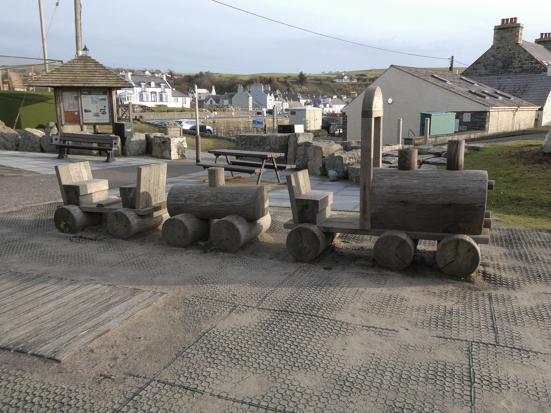 Train now standing ai Platform - geograph.org.uk - 8231102